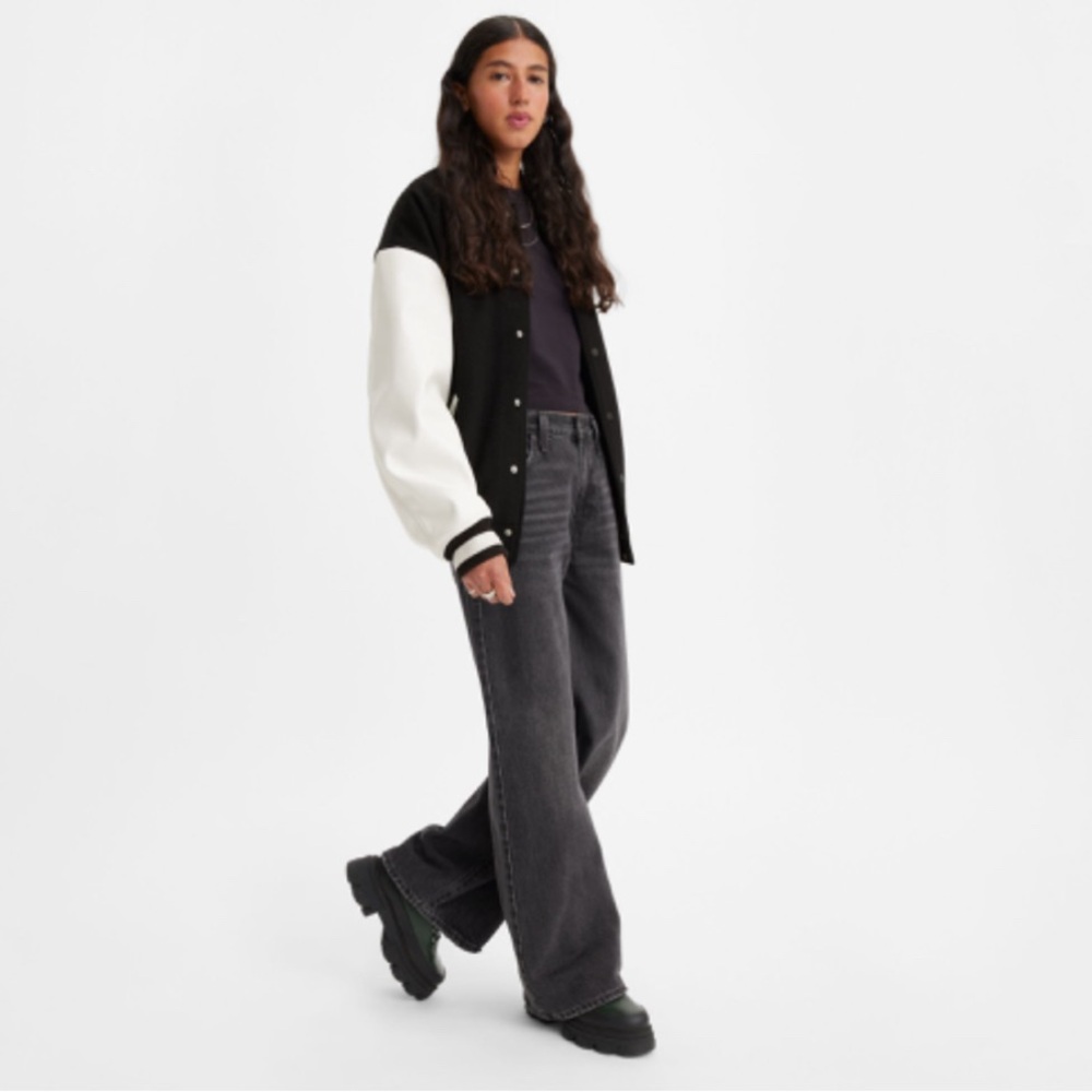 Baggy Bootcut
Women's Jeans
Color: Worn In Black
Size: 26W × 29L